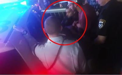 צפו בווידאו: המחבל מהפיגוע בתל אביב מועבר לחקירת השב"כ