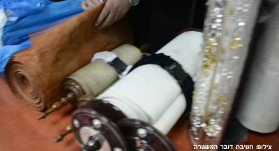 כתב אישום נגד תושבי הצפון שגנבו ספרי תורה ומכרו לסופר מירושלים