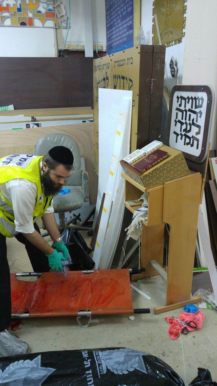 בתפילת מנחה: מחבל ערבי דקר מתפללים, שניים נרצחו