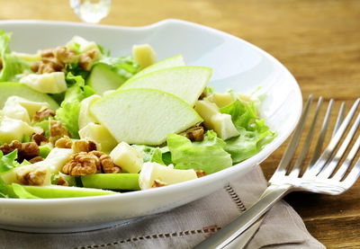 סלט חסה עם תפוחי עץ ואגוזים ברוטב חמוץ מתוק