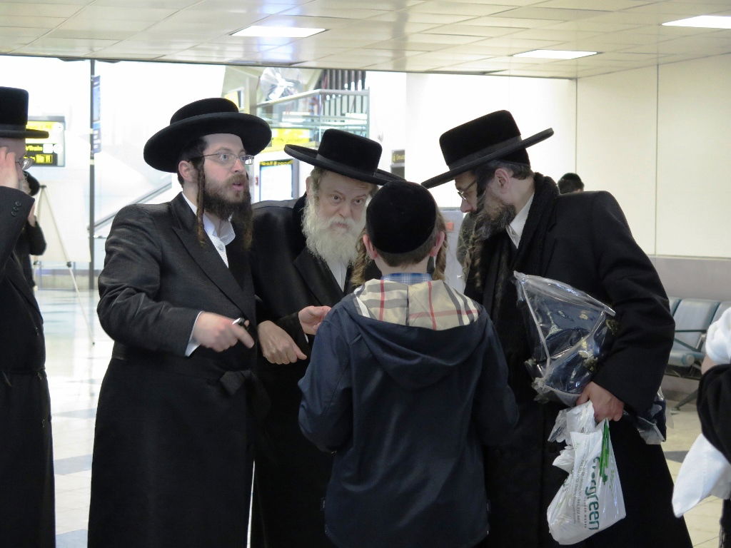 תיעוד: האדמו"רים מתולדות אברהם יצחק וראחמסטריווקא חוזרים מניו יורק לישראל