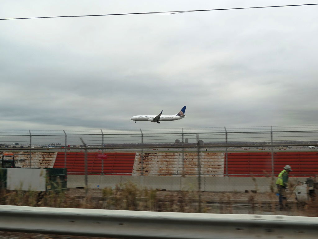 תיעוד: האדמו"רים מתולדות אברהם יצחק וראחמסטריווקא חוזרים מניו יורק לישראל