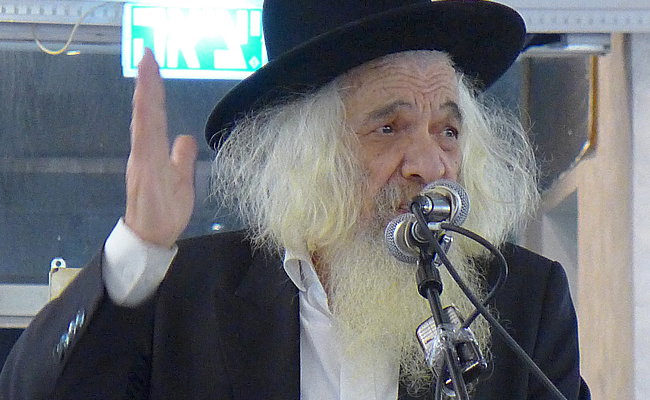 הגר"א דויטש מסביר על הבעיות בחוק הגיוס, בכנס בבני ברק - לפני תשע שנים | צפו