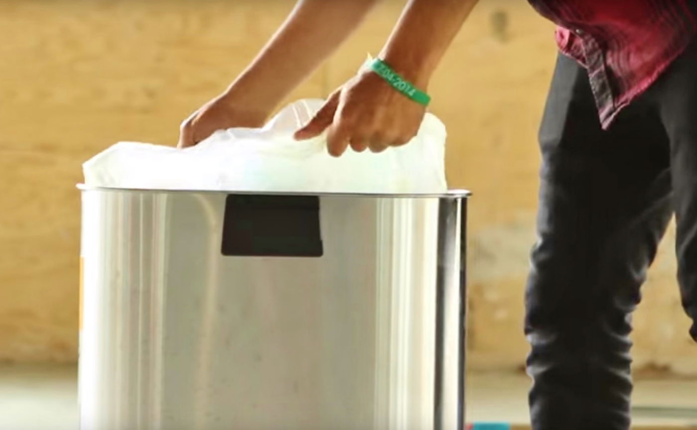 הטריק שיעזור לכם לשלוף בקלות את שקית האשפה