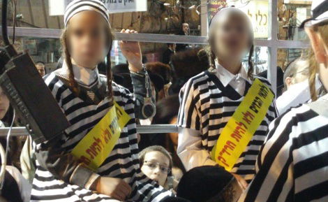 ילדי חיידר בהפגנה בכיכר השבת