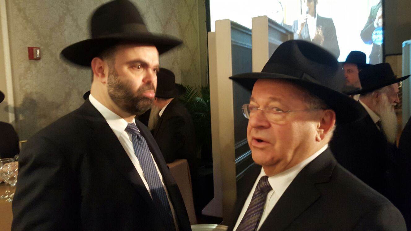 תיעוד: מוטי שטיינמץ שר בדינר של פוניבז'