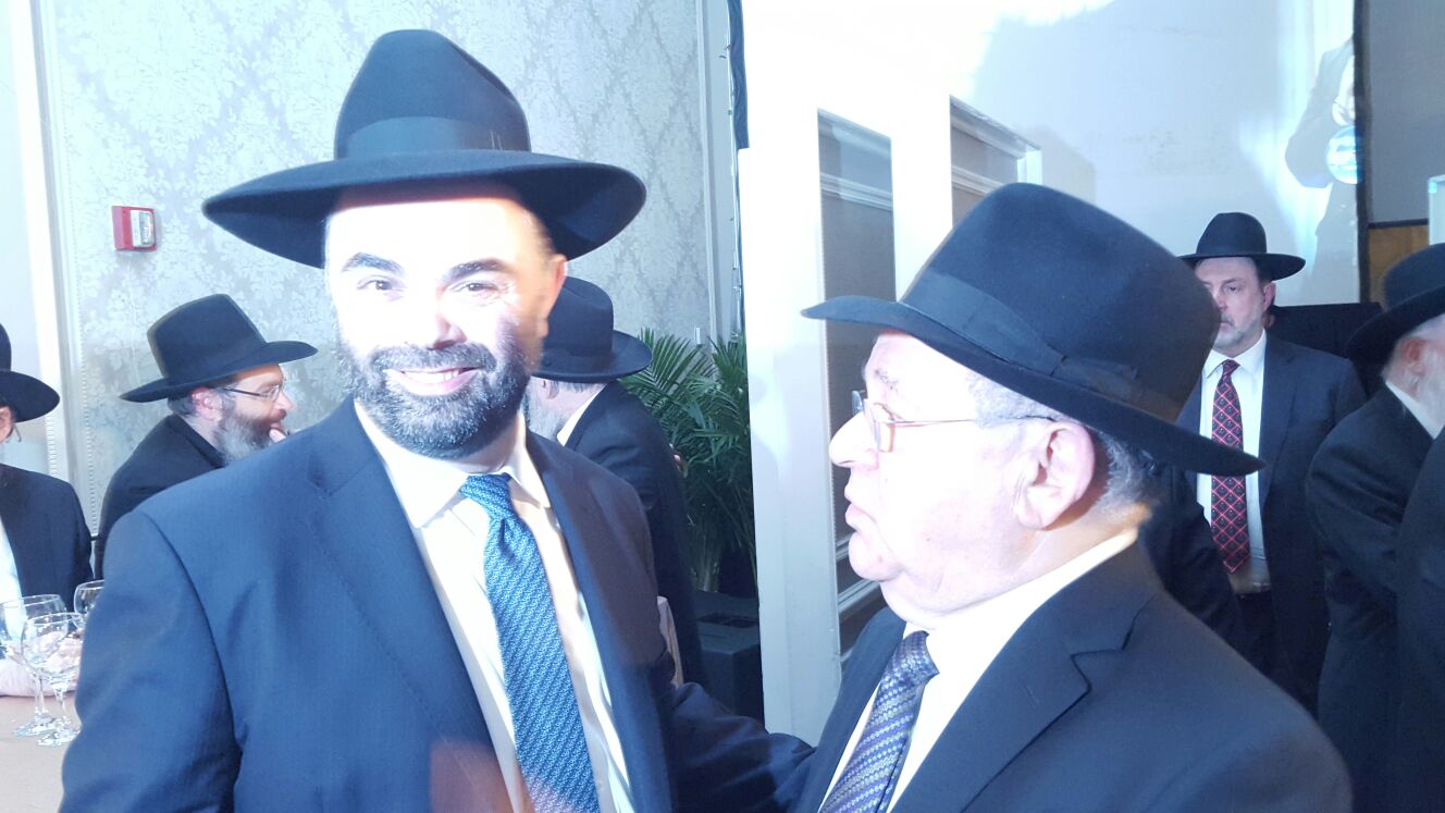 תיעוד: מוטי שטיינמץ שר בדינר של פוניבז'