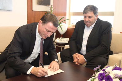 עטר מגיש את מכתב ההתפטרות ליו"ר