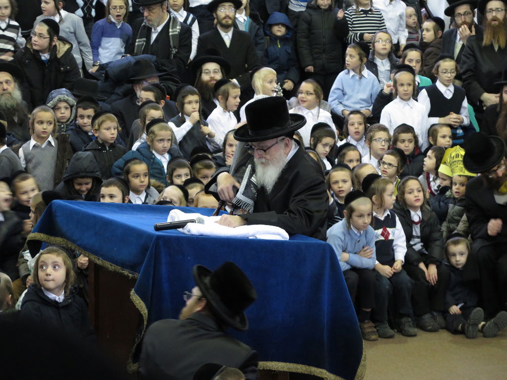 תיעוד: הכנסת ספר תורה לביהמ"ד סקווירא במונסי