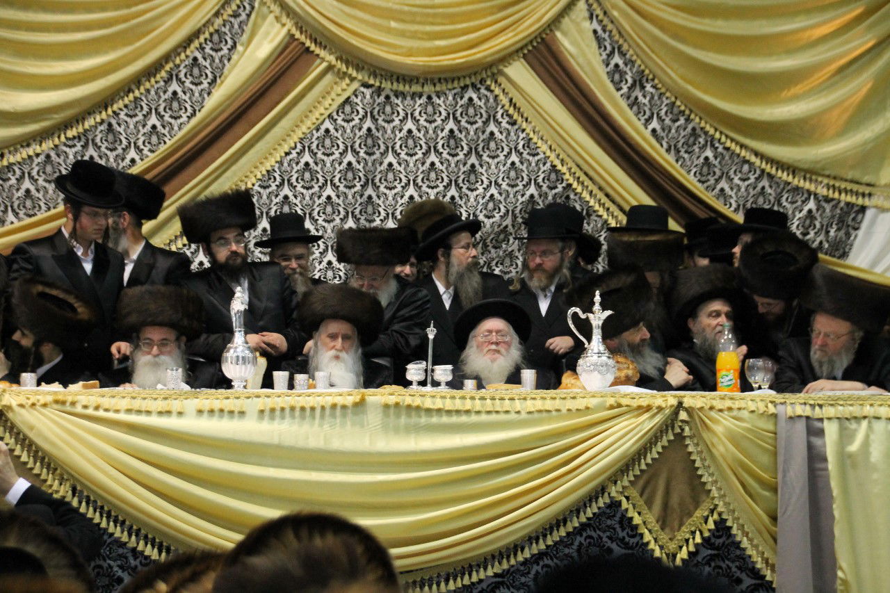 רגעי השיא: הרבי מבעלזא בריקוד עם הרבי ממכנובקא • וידאו ותמונות