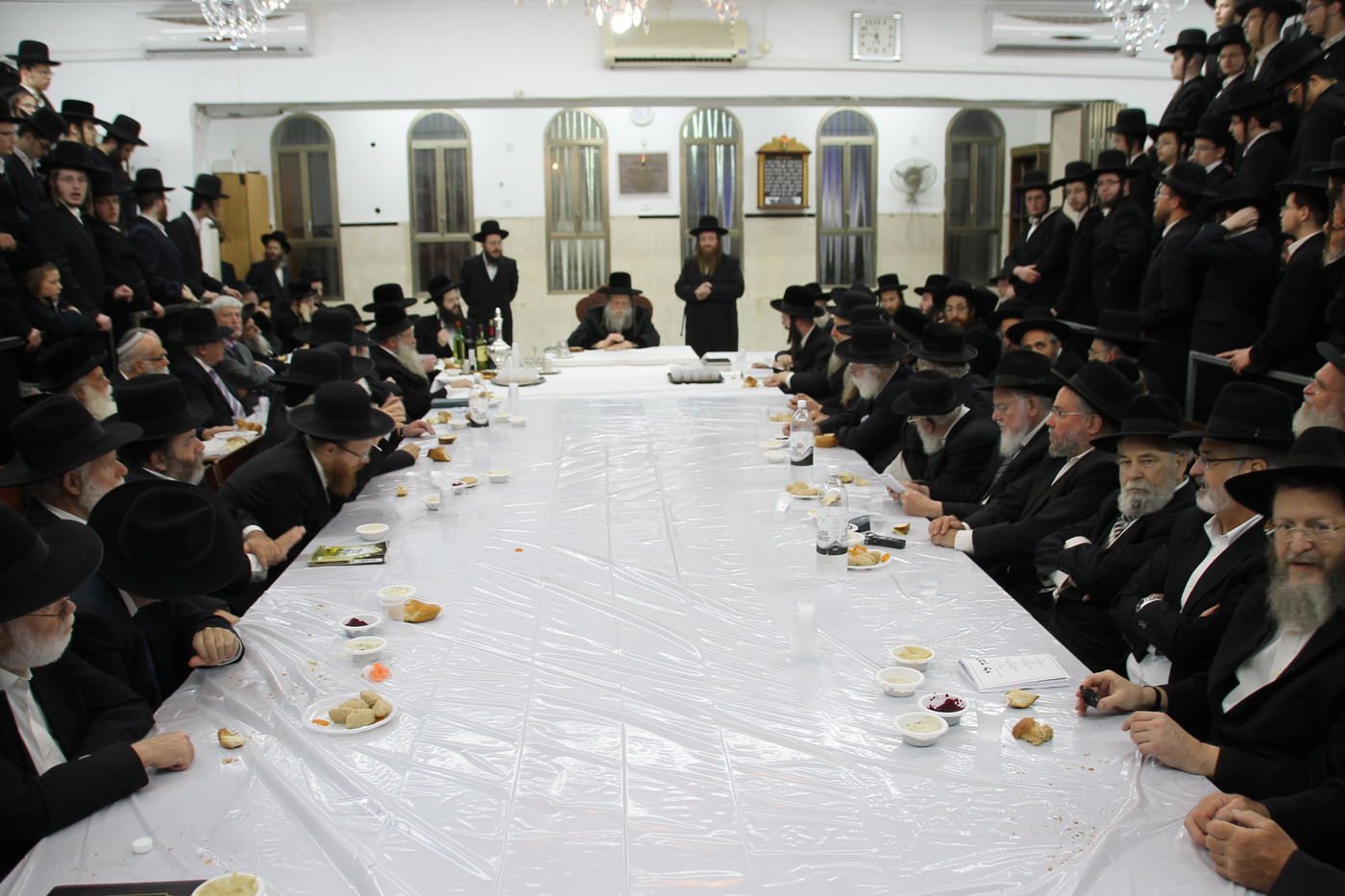 תיעוד: טיש ההילולה שערך הרבי ממודז'יץ