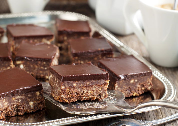 בראוניז פרווה בציפוי שוקולד. קינוח מושלם לשבת