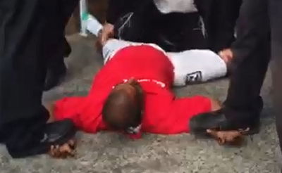 צפו: האברכים השתלטו על הצעיר שניסה לגנוב ומנעו אלימות