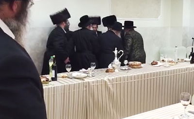 צפו: הרבי מויז'ניץ ערך שבע ברכות לבן הנגיד