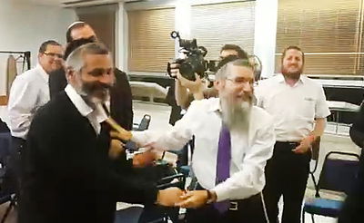 צפו: אברהם פריד, אביתר בנאי ויונתן רזאל בריקוד משותף לרגל "חג הגאולה"