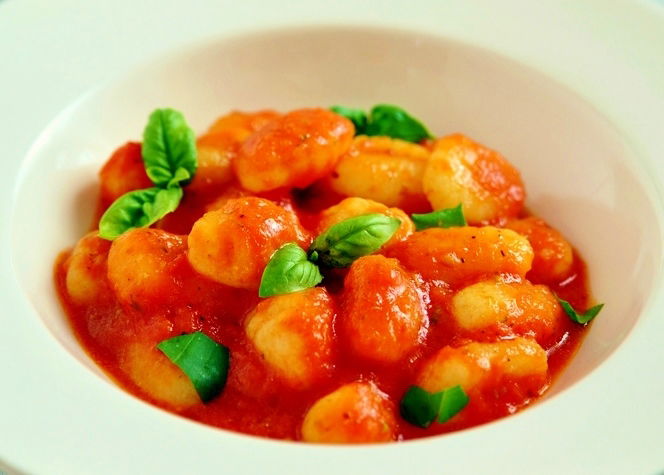 ניוקי תפוחי אדמה ביתי ומרק עגבניות עשיר