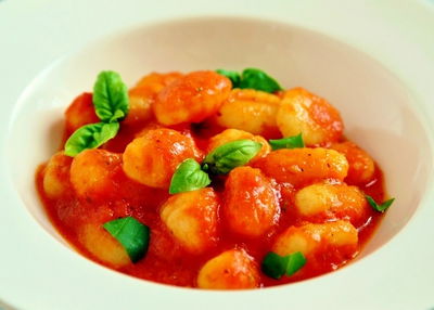 ניוקי תפוחי אדמה ביתי ומרק עגבניות עשיר