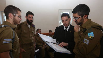 עו"ד שטלצר והעותרים בבית המשפט