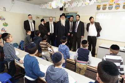 סגן השר פרוש באחת הכיתות