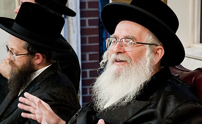 הרב שיק זצ"ל לצד מכתב הגאב"ד