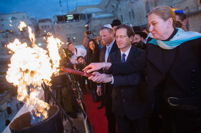 ציפי לבני מדליקה 'נר חנוכה' ברחבת הכותל