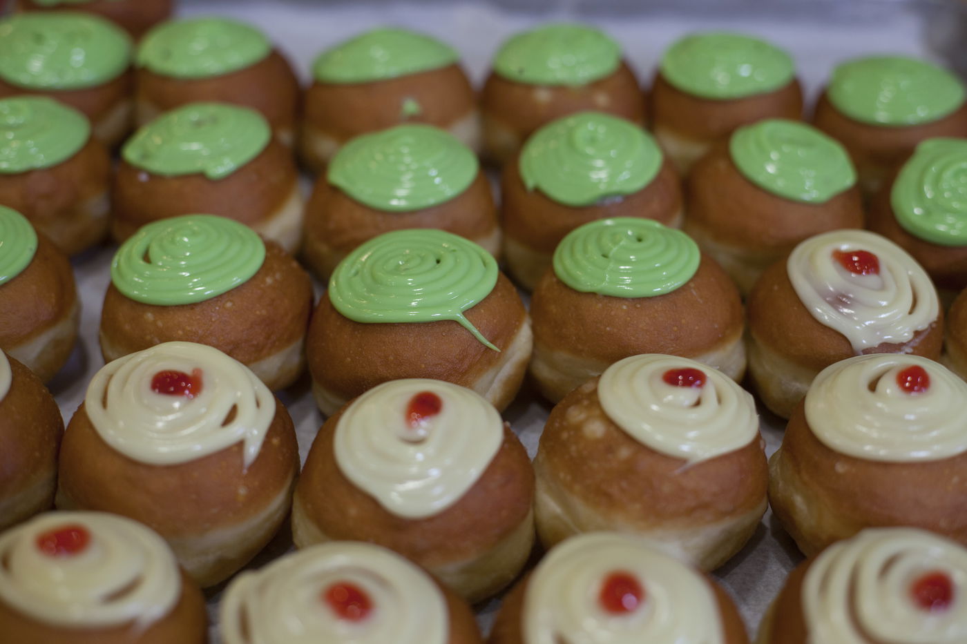 הסופגניות כבר מוכנות • גלריה צבעונית מירושלים