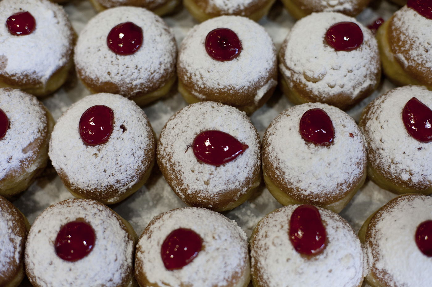 הסופגניות כבר מוכנות • גלריה צבעונית מירושלים