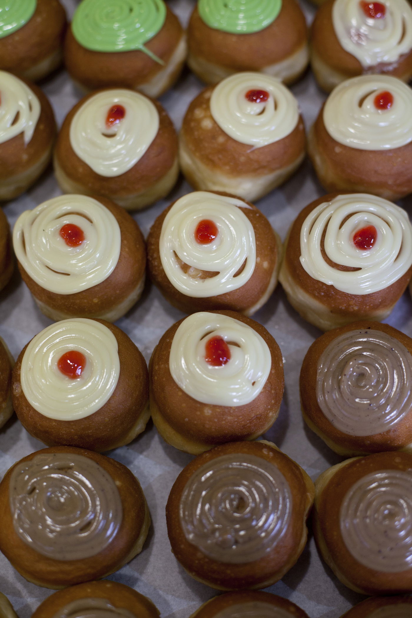 הסופגניות כבר מוכנות • גלריה צבעונית מירושלים