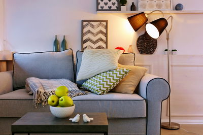 ספה חדשה? עזבו. לכו על כריות