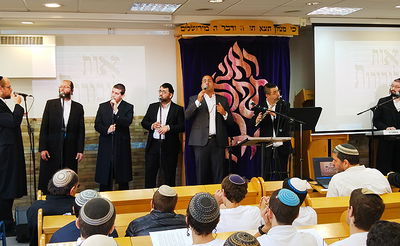 צפו: יוסף חיים שוואקי ו'ידידים' שרים את "קדושה" של הרב נריה