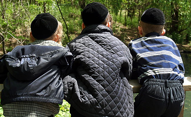 לילדים המצולמים אין כל קשר לכתבה