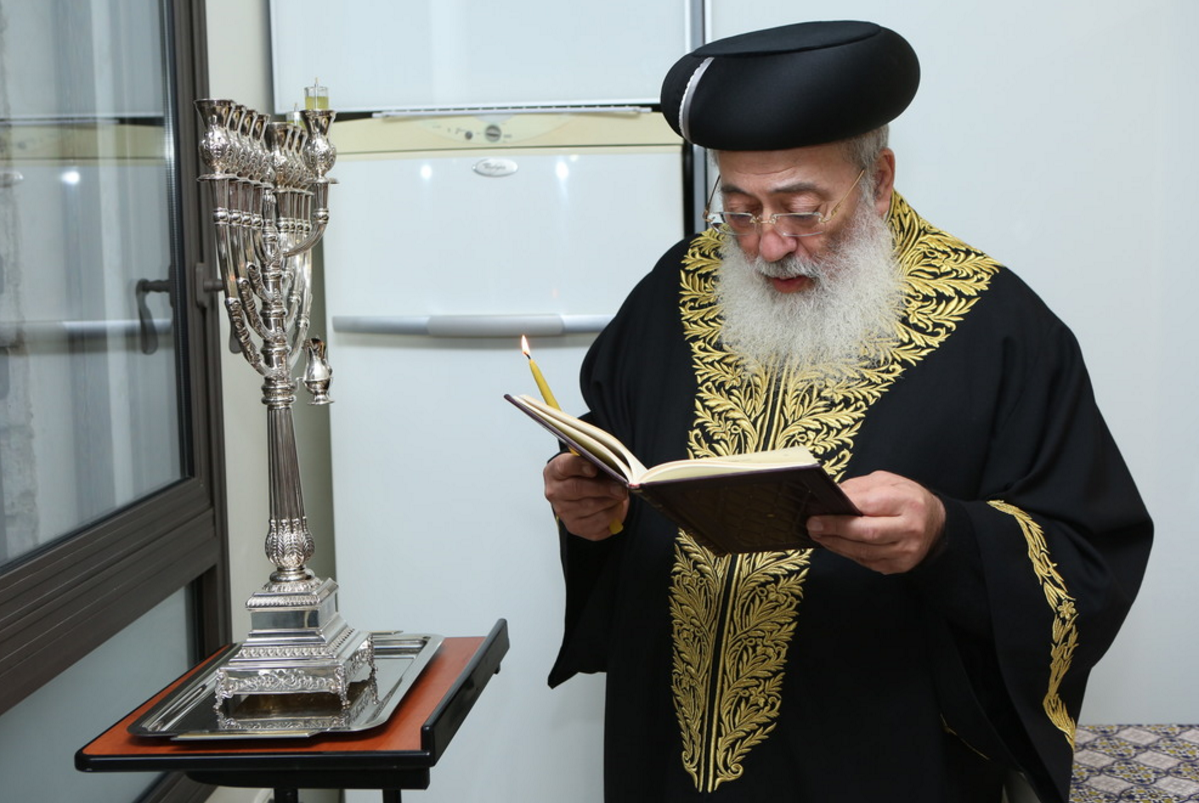 תיעוד: הראשל"צ הגר"ש עמאר מדליק עם כוונות הרש"ש