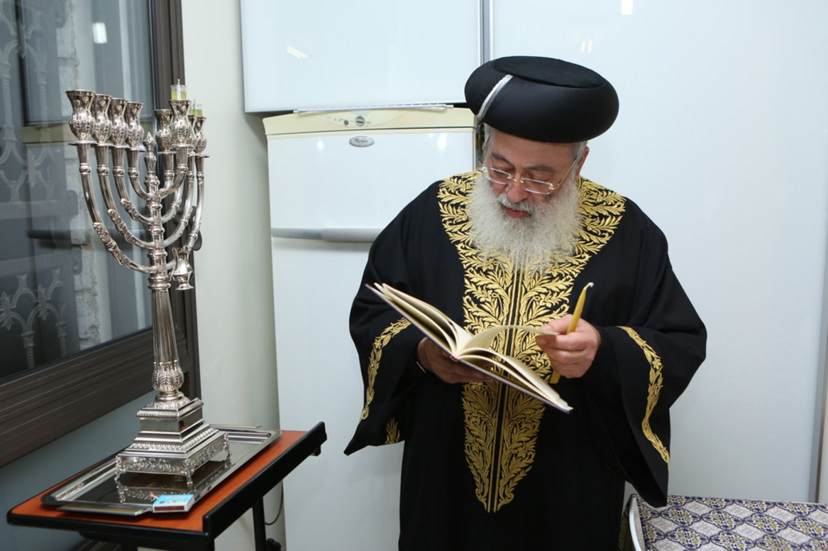 תיעוד: הראשל"צ הגר"ש עמאר מדליק עם כוונות הרש"ש