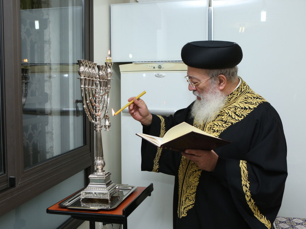 תיעוד: הראשל"צ הגר"ש עמאר מדליק עם כוונות הרש"ש