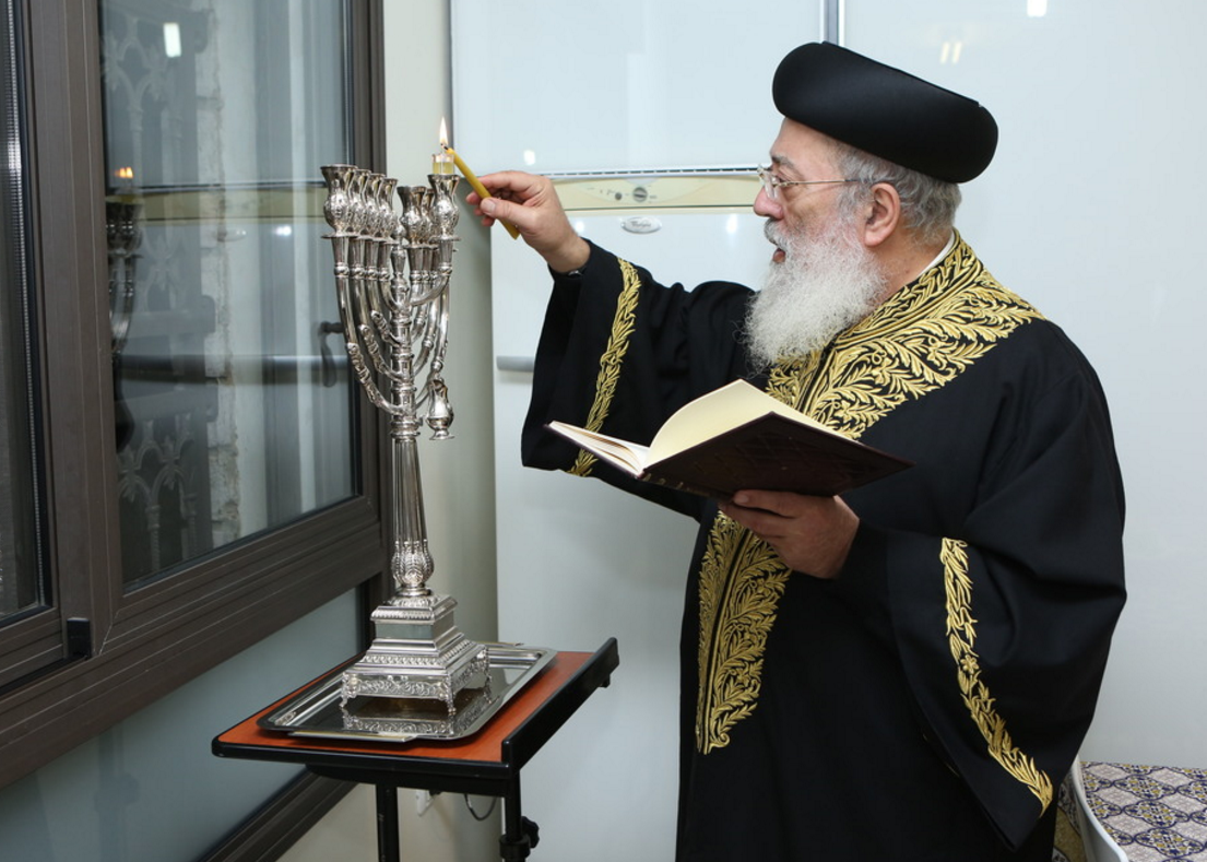 תיעוד: הראשל"צ הגר"ש עמאר מדליק עם כוונות הרש"ש