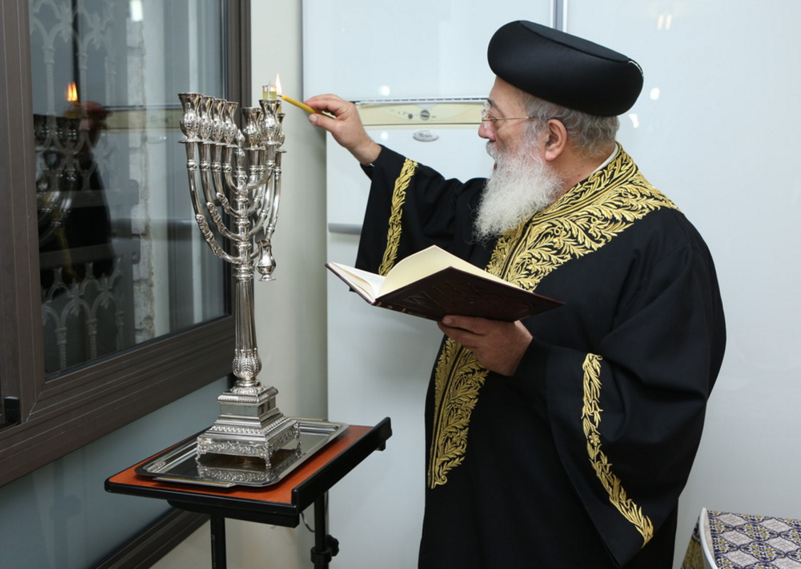 תיעוד: הראשל"צ הגר"ש עמאר מדליק עם כוונות הרש"ש