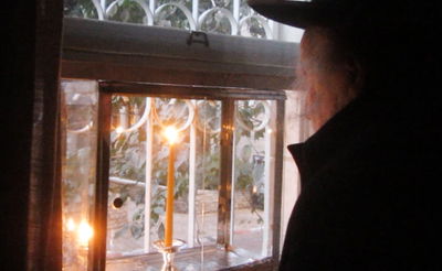 תיעוד: הדלקת החנוכייה של הגר"ש אוירבך