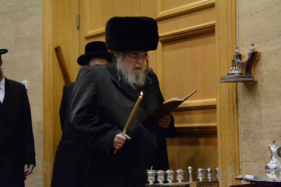 השדרוג של בעלזא: פרוכת חדשה לחנוכה • צפו במעמד ההדלקה