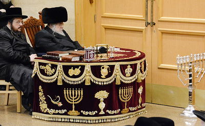 האדמו"ר מבעלזא והפרוכת החדשה