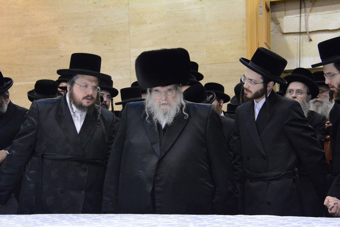 השדרוג של בעלזא: פרוכת חדשה לחנוכה • צפו במעמד ההדלקה