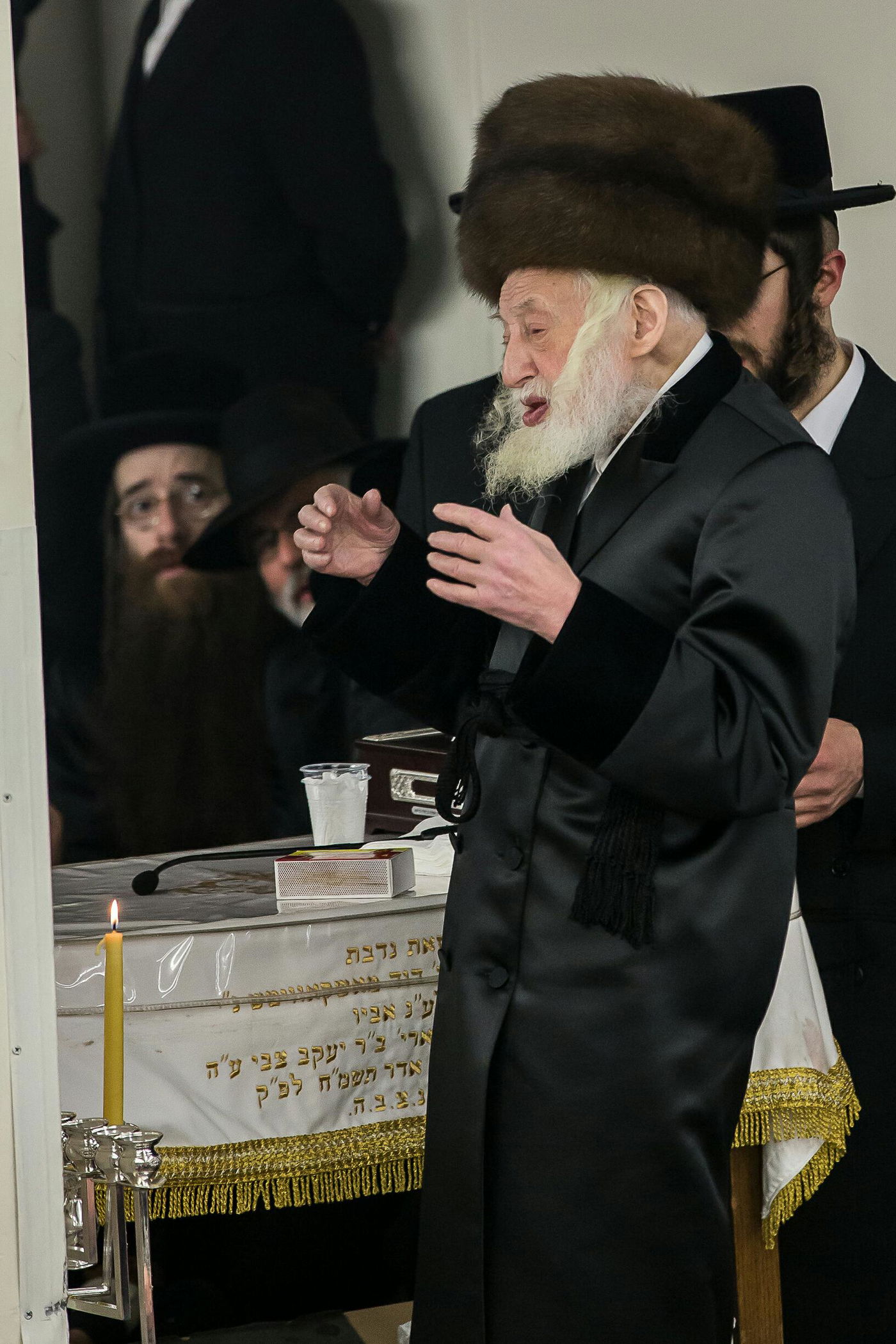 מול מאות חסידים: זקן האדמו"רים הדליק • צפו