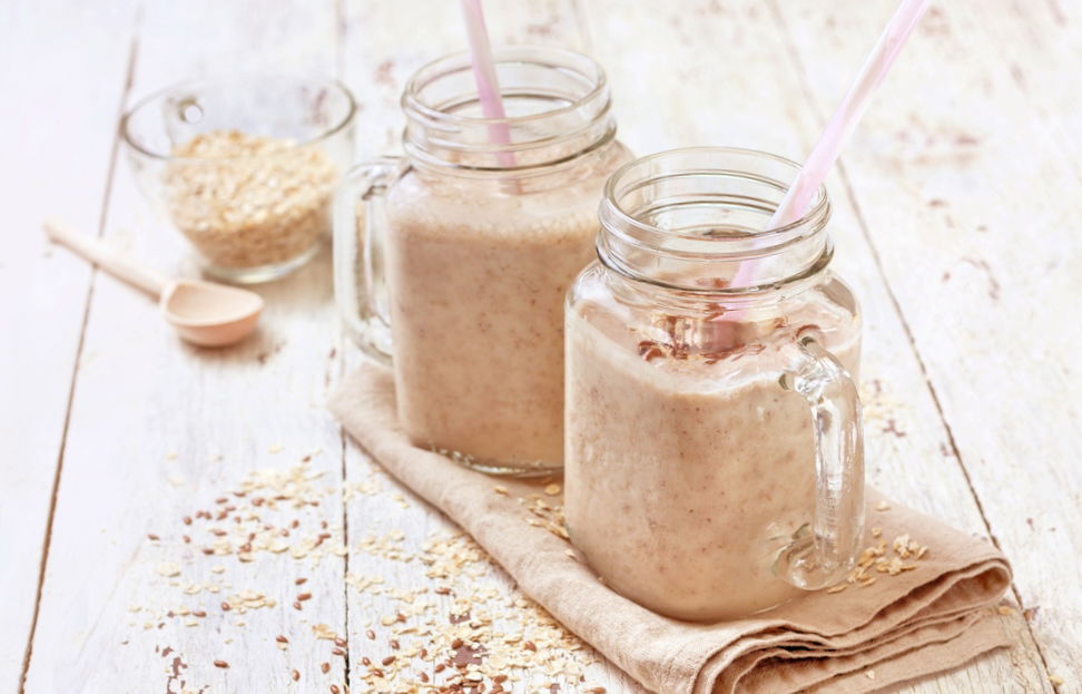 לשייק חם עם שוקולד לבן, שיבולת שועל, קשיו וקוקוס