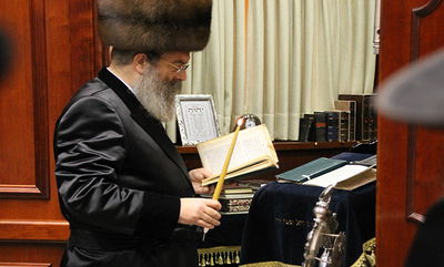 תיעוד: האדמו"ר מסדיגורא מדליק נרות חנוכה