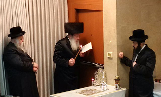 תיעוד: האדמו"ר מנדבורנא בהדלקת נר ראשון