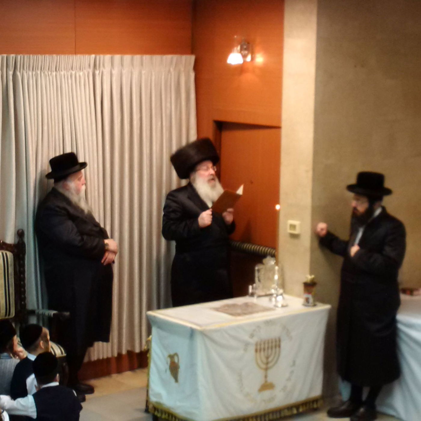 תיעוד: האדמו"ר מנדבורנא בהדלקת נר ראשון