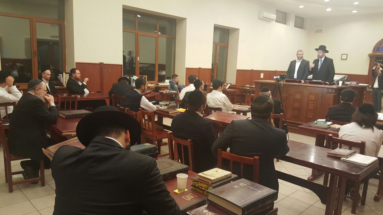 צפו: כך מוסרים שיעור בעברית לבחורי ישיבות דוברי רוסית