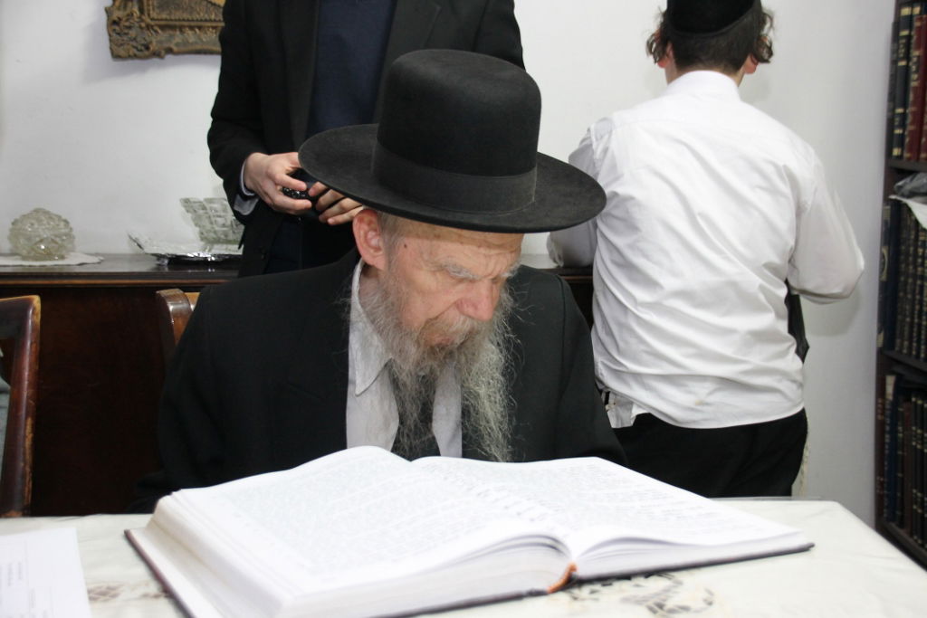 תיעוד מפוניבז': ראש הישיבה הדליק בביתו