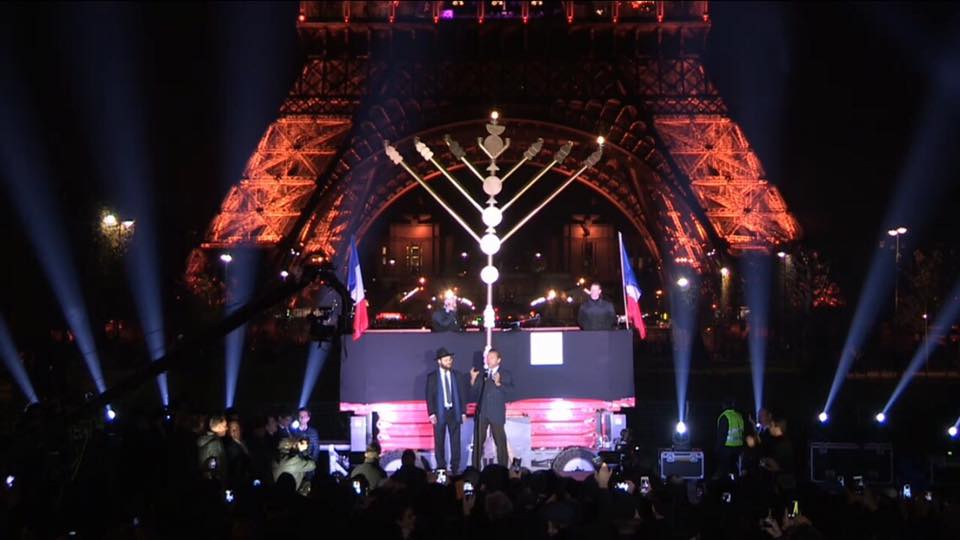 ארנולד שוורצנגר הדליק נר חנוכה בפריז • צפו