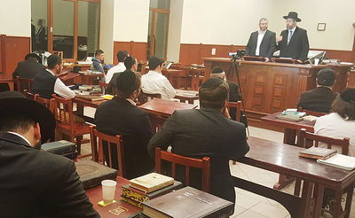 צפו: כך מוסרים שיעור בעברית לבחורי ישיבות דוברי רוסית