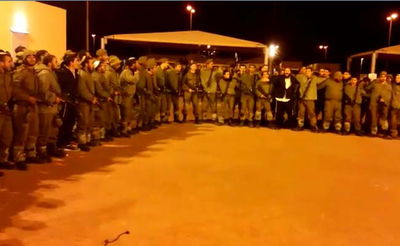 לאחר ההדלקה: החיילים שרו בהתרגשות: "אני מאמין" • צפו